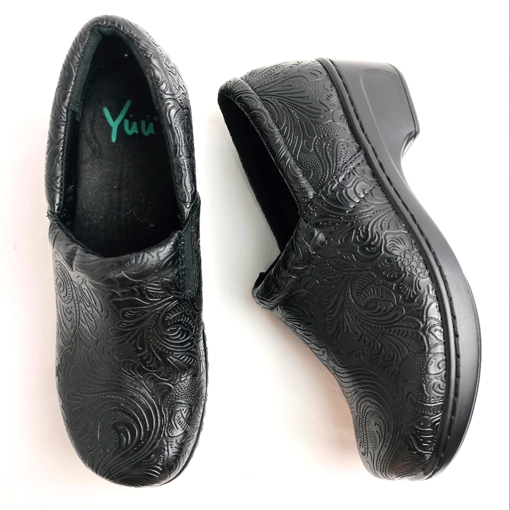 NWOT Yuü 'Bethanee' Black Tooled Faux Leather Clogs Sz. 6